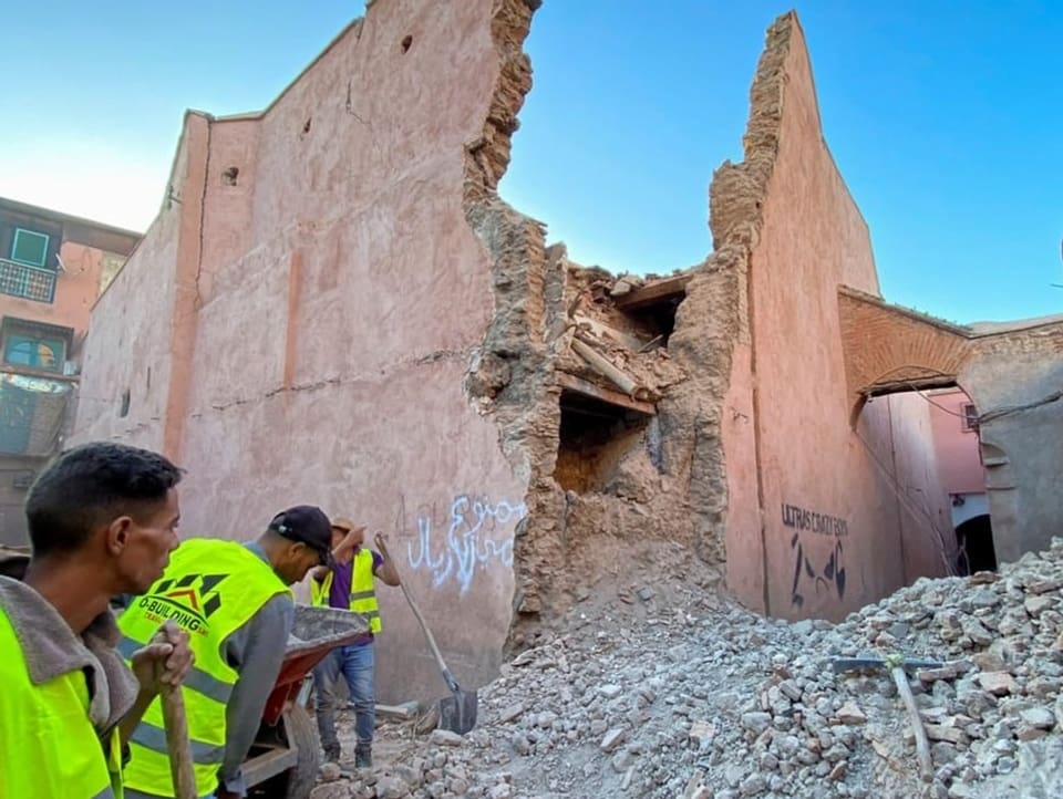 Hilfskräfte räumen Trümmer eines zerstörten Gebäudes in Marrakesch weg.