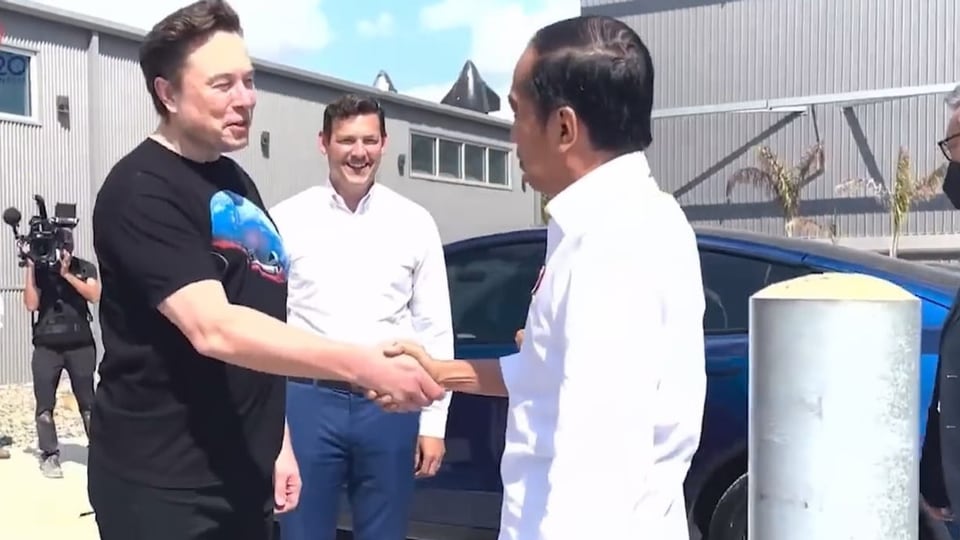 Der indonesische Präsident Joko Widodo bei einem Treffen mit Tesla-Chef Elon Musk.