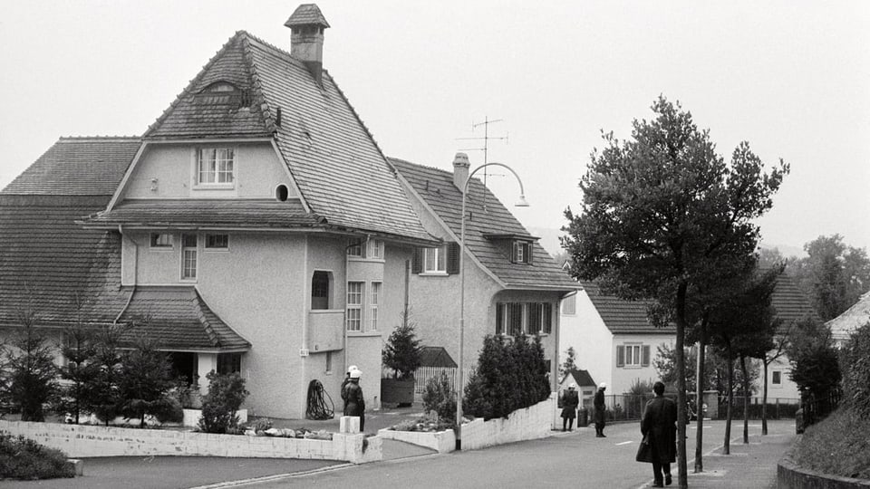 Die Zürcher Kantonspolizei umstellt die Gebäude des Divine Light Zentrums in Winterthur.