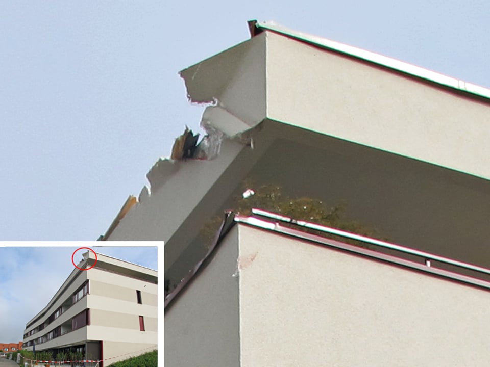 Beschädigung am Dach eines Mehrfamilienhauses.