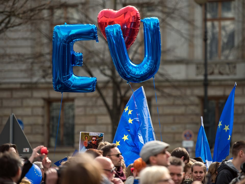 Demonstranten halten am in Berlin auf der Strasse Unter den Linden Luftballons hoch, die die Kürzel  «EU» bilden. 