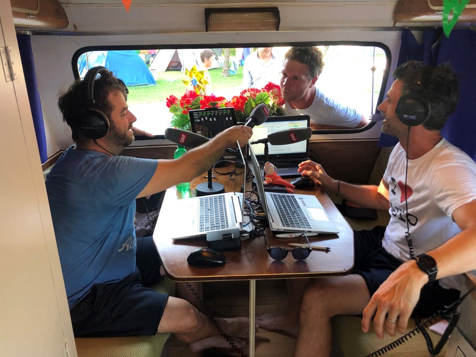 Radio durch die Blume: Vom Campingplatz in Sarnen senden Marco Thomann (links) und Philippe Gerber nochmals live aus dem Wohnwagen. 