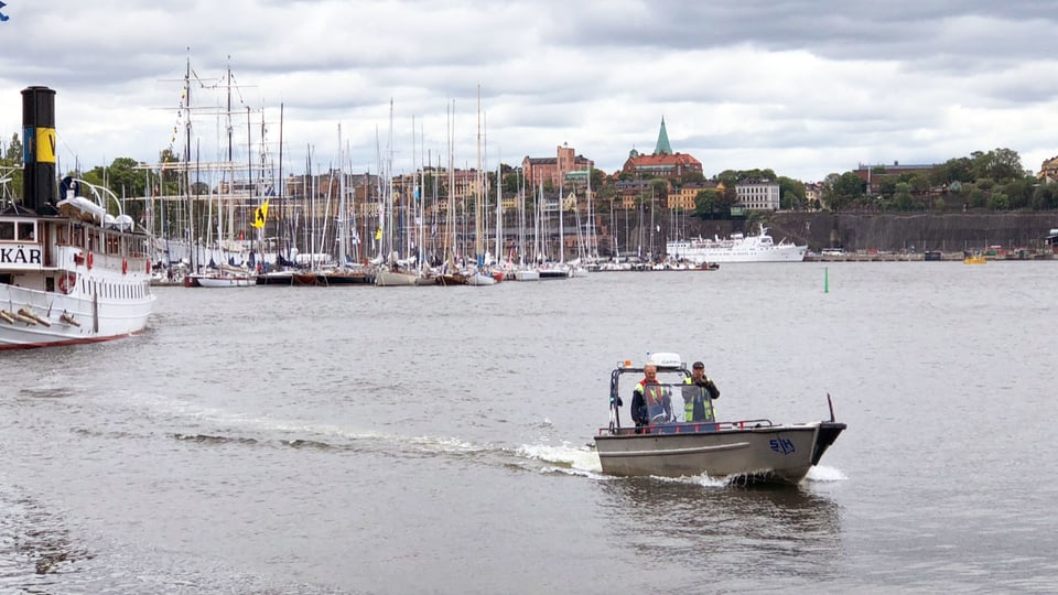 Ein kleines Boot auf einer Wasserstrasse in Stockholm.