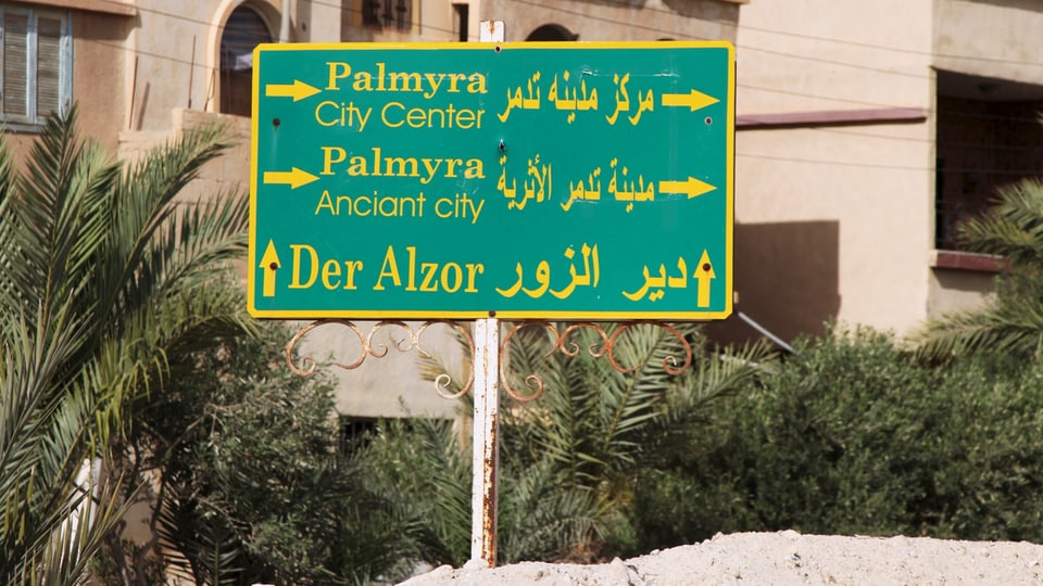 Ein Wegweiser mit den Aufschriften «Palmyra» und «Der Alzor»