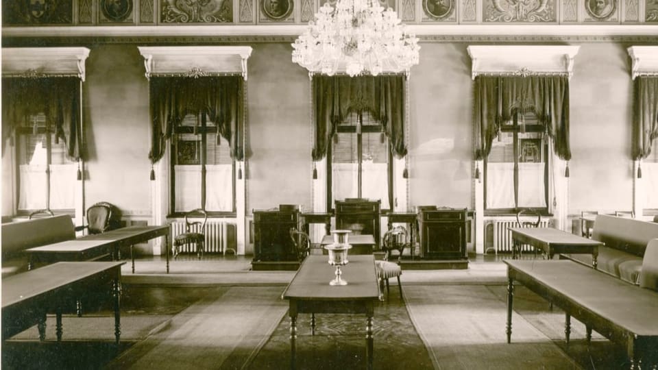 Zug cantonal parliament: until the end of the 1930s, the liberal and conservative factions sat opposite each other on benches.