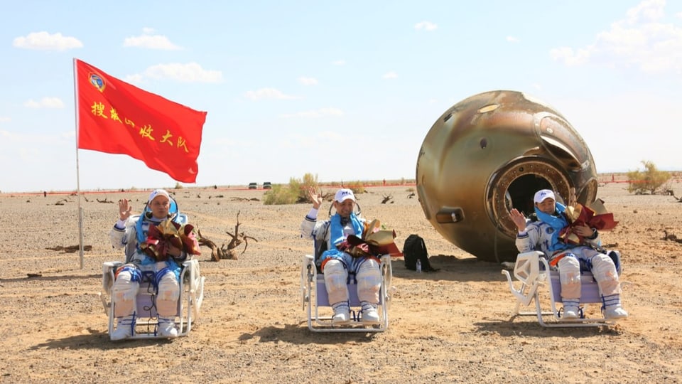 drei Astronauten nach ihrer Landung im September 2021 in der Mongoloei. 