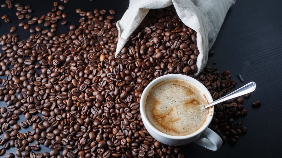 Kaffeebohnen und Kaffeetasse.