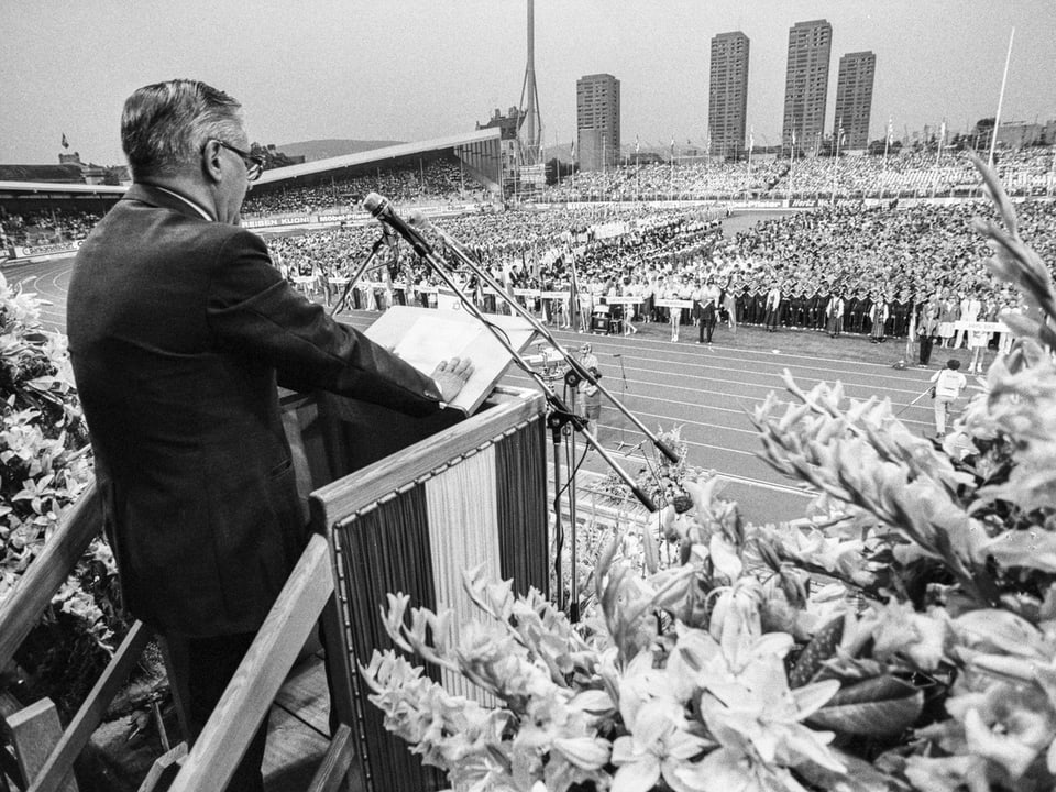 Bundespräsident Fritz Honegger spricht 1982 bei der Eröffnung der Gymnaestrada. 