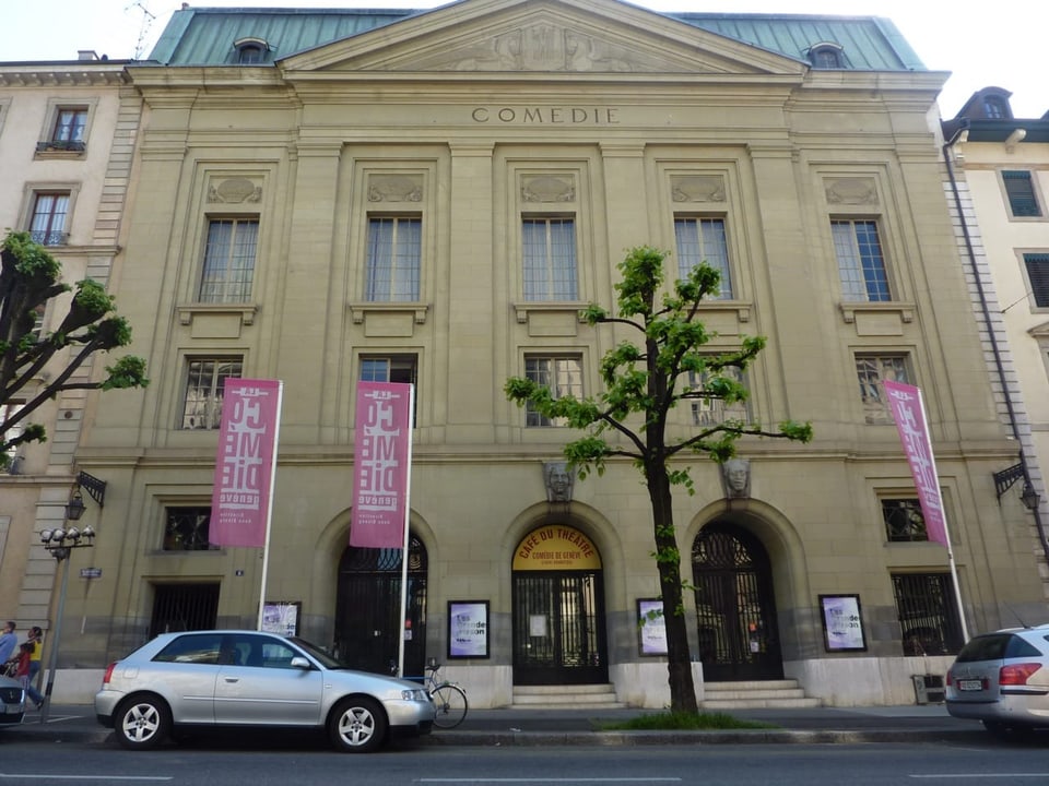 Blick auf ein stattliches, altes Gebäude in Genf. 