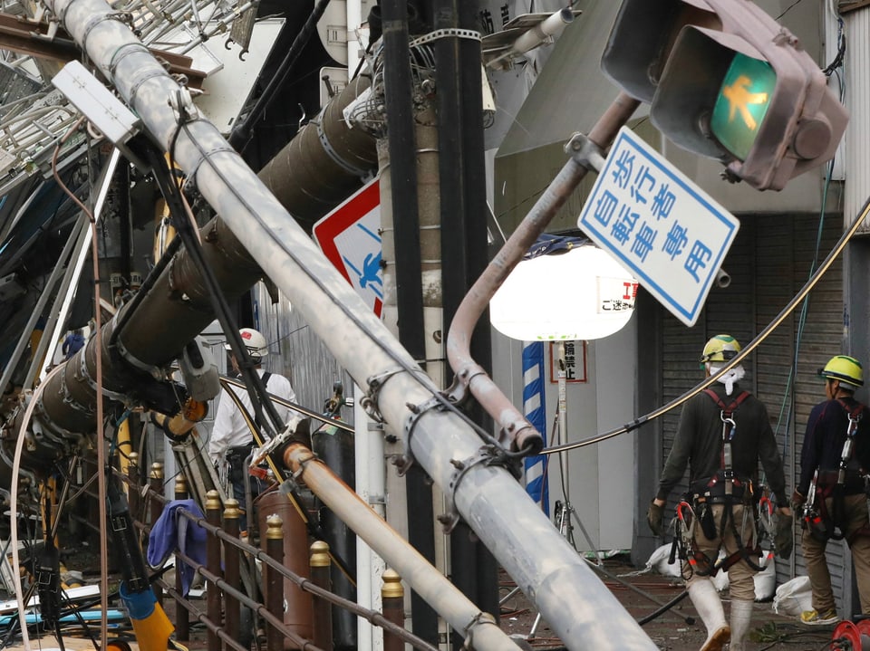 Umgestürzte Telefonmasten, und Verkehrzeichen in der Stadt Kochi.