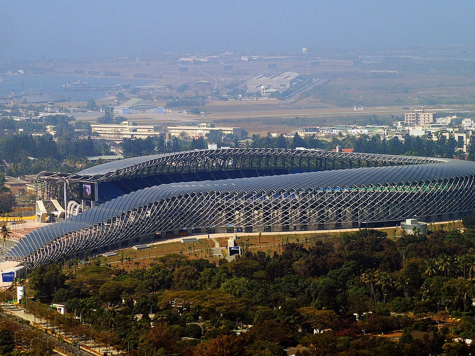 Luftaufnahme des Stadions der World Games, das aussieht wie das Skellett einer riesigen eisernen Schlange.