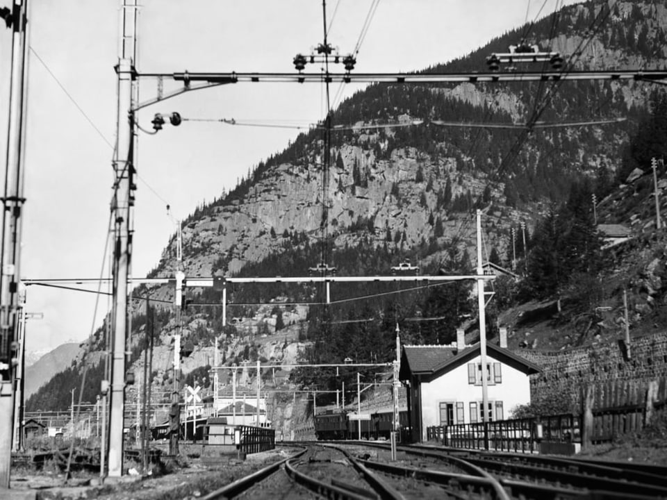 Der Bahnhof Göschenen mit Gleisen und Strommasten.