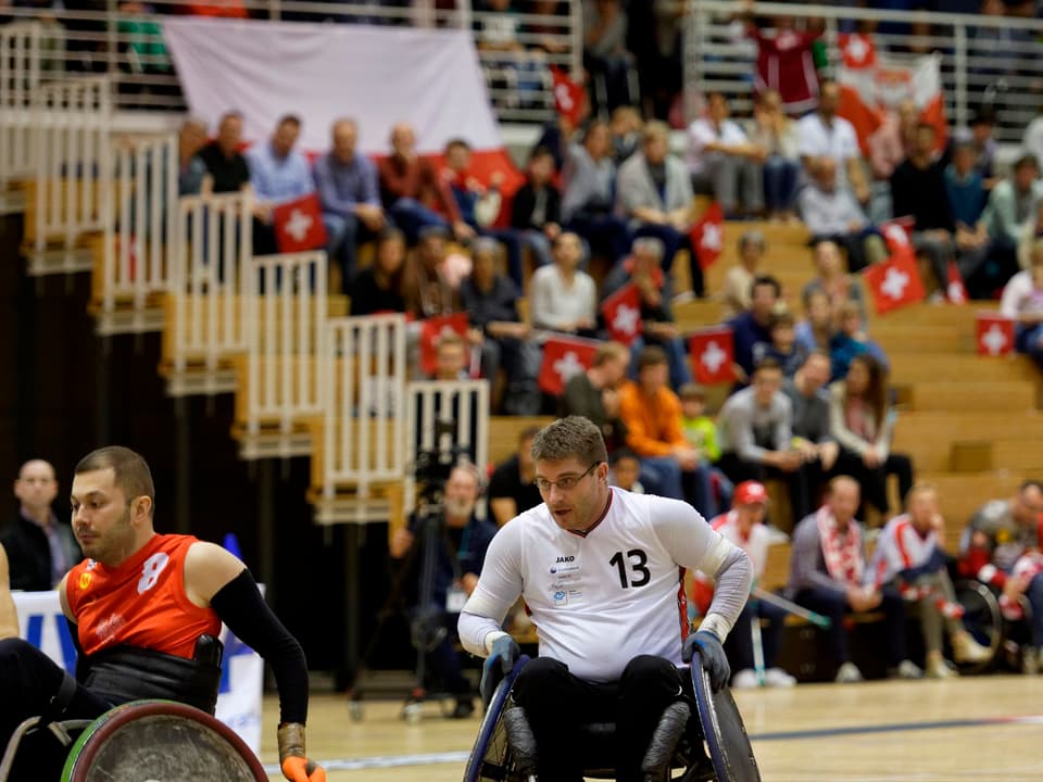 Laute Unterstützung in der Sporthalle des Paraplegikerzentrums Nottwil für das Rollstuhl-Rugby-Nationalteam