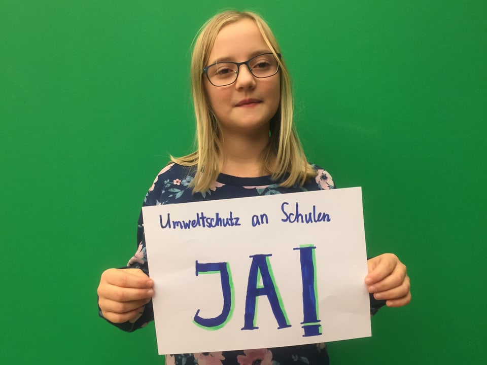 Elena mit dem Plakat "Ja zum Umweltschutz an Schulen"