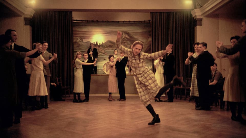 Wild tanzende Alba August als junge Astrid Lindgren.