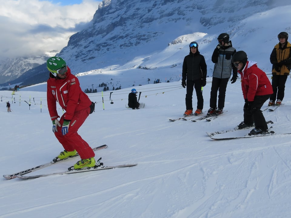 Jugendliche auf Skis.