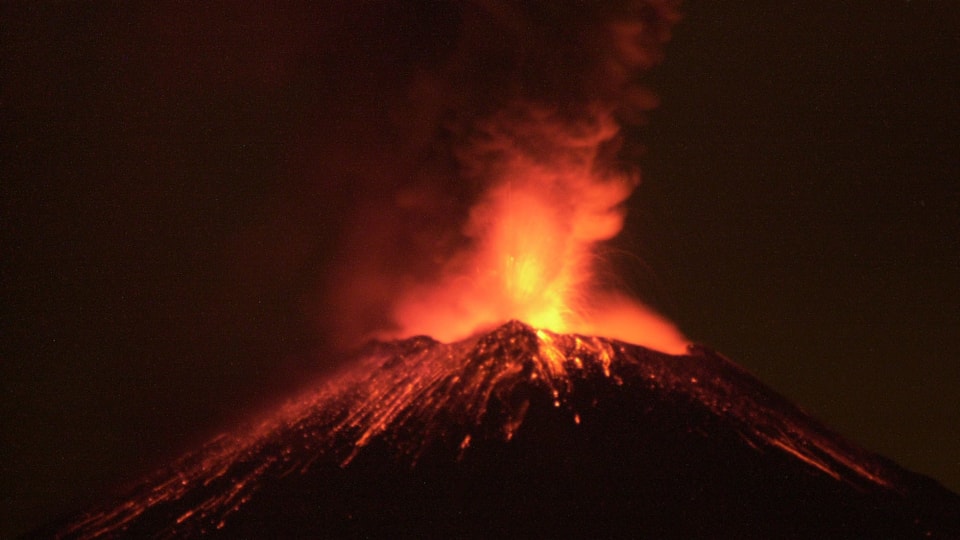 Popocatepetl spuckt Lava aus bei Nacht