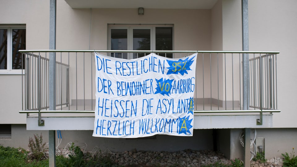 Wilkommens-Transparent für die Asylsuchenden in Aarburg vor der umstrittenen Unterkunft. 