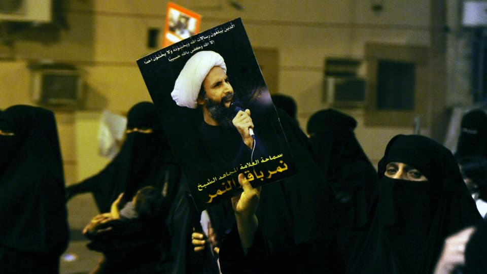 Auf diesem Bild von 2012 tragen Demonstranten ein Bild des nun hingerichteten schiitischen Geistlichen Nimr al-Nimr. 