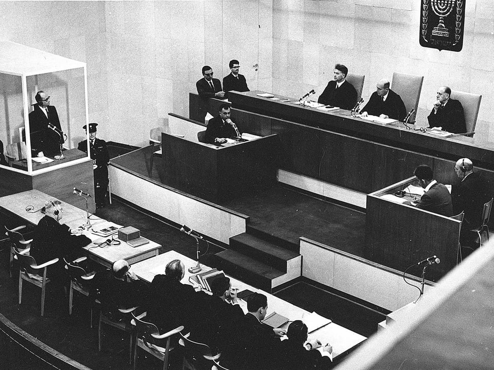 Ein Schwarzweissfoto aus dem Eichmann-Prozess. Blick in den Gerichtssaal.