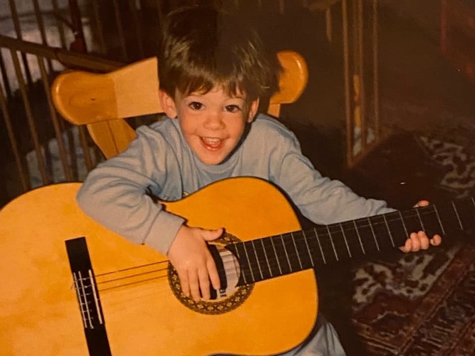 Foto von kleinem Junge an der Gitarre