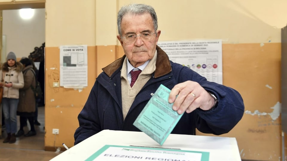 Romano Prodi legt seinen Wahlzettel in die Urne.