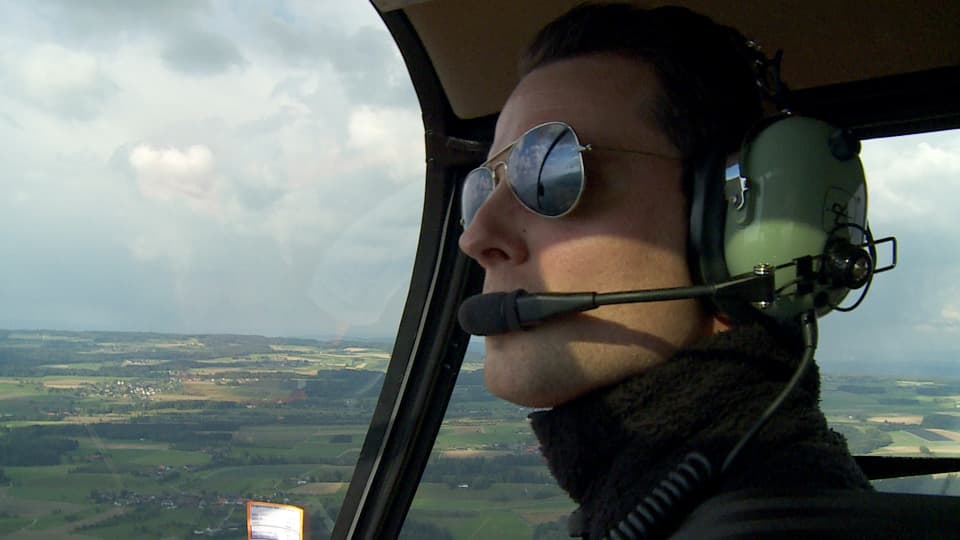 Diesen Sommer hat sich Fabian Unteregger einen grossen Traum erfüllt und nach vier Jahren Ausbildung die Prüfung zum Helikopter-Pilot abgelegt.