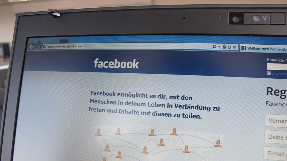 Computer-Bildschirm mit Startseite von Facebook.