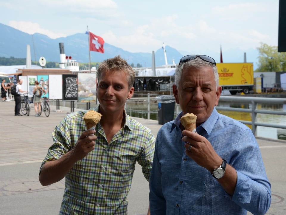 Reto Scherrer und Röbi Koller essen Eis.