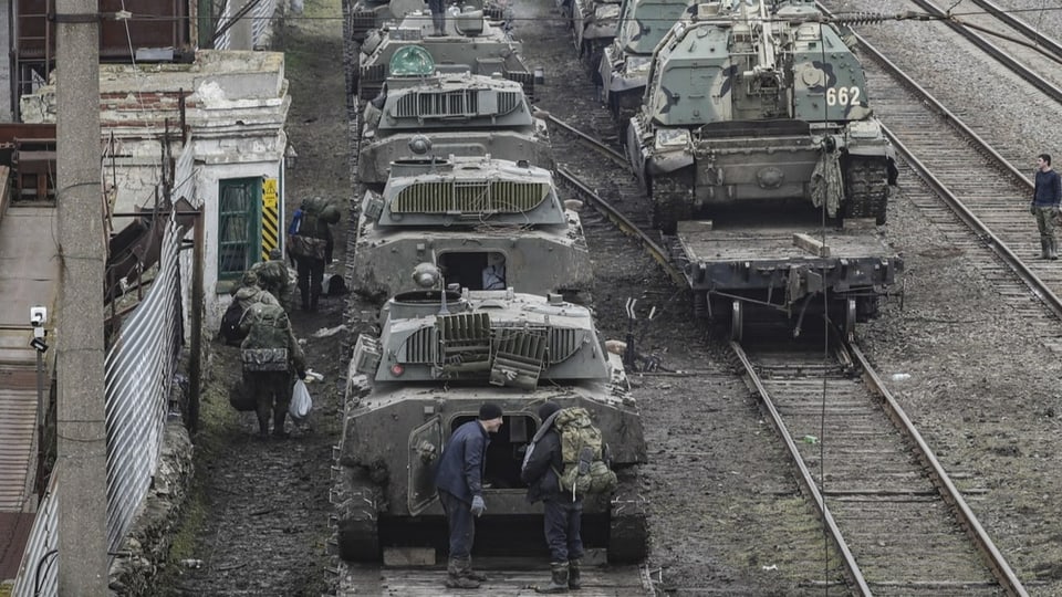 Tanks auf Eisenbahnwagen.