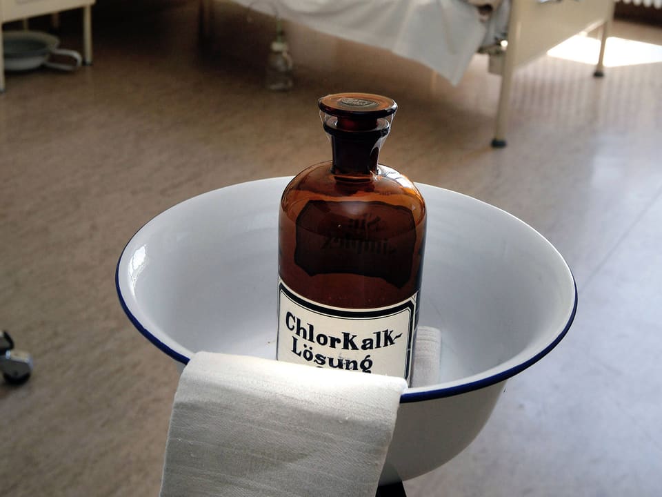 Flasche mit Chlorkalk-Lösung in einem Krankenzimmer.