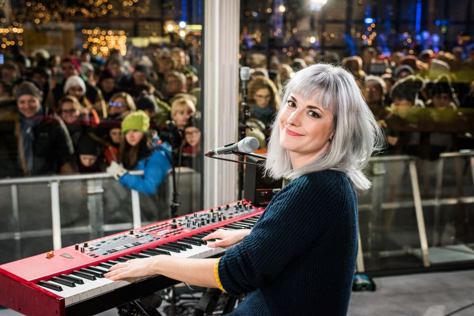 Junge Frau spielt Keyboard