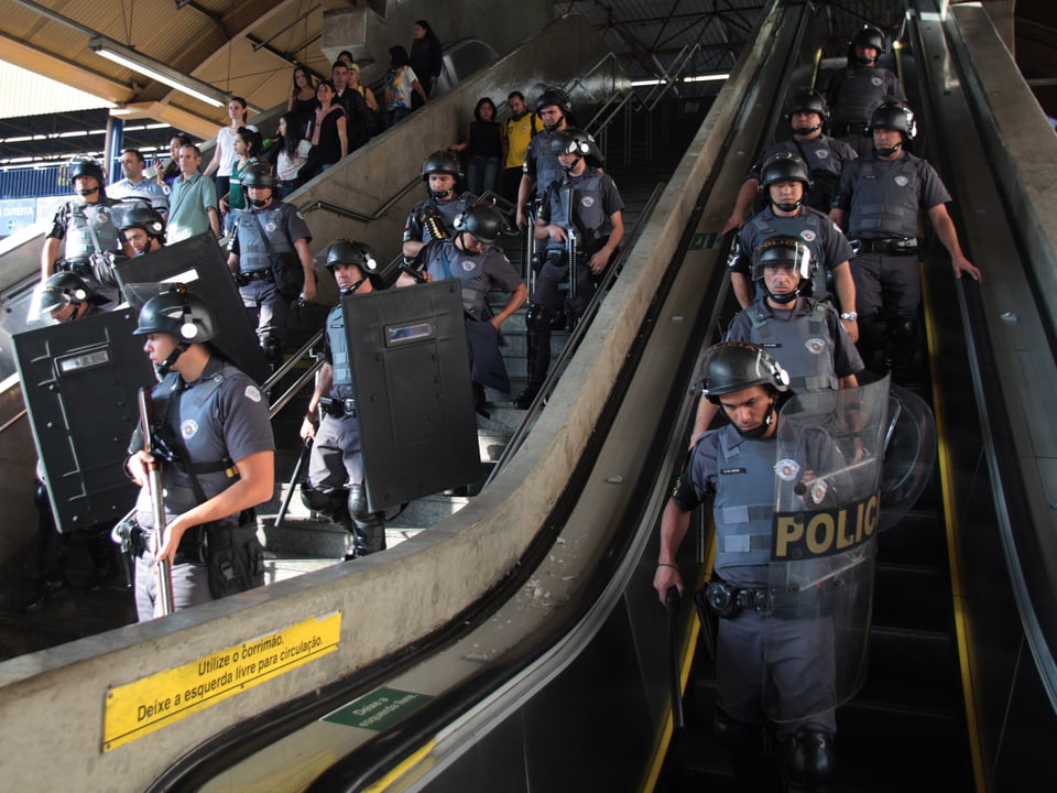 Sicherheitskräfte an einer Metro-Station in Sao Paulo