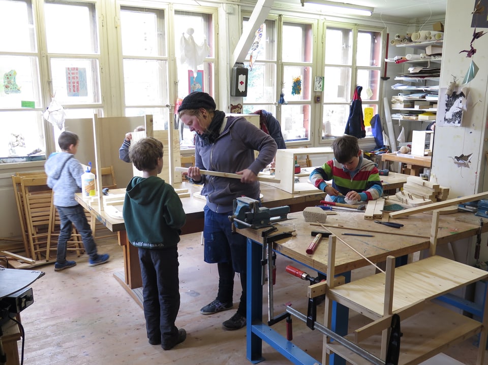 Kinder arbeiten mit Holz.