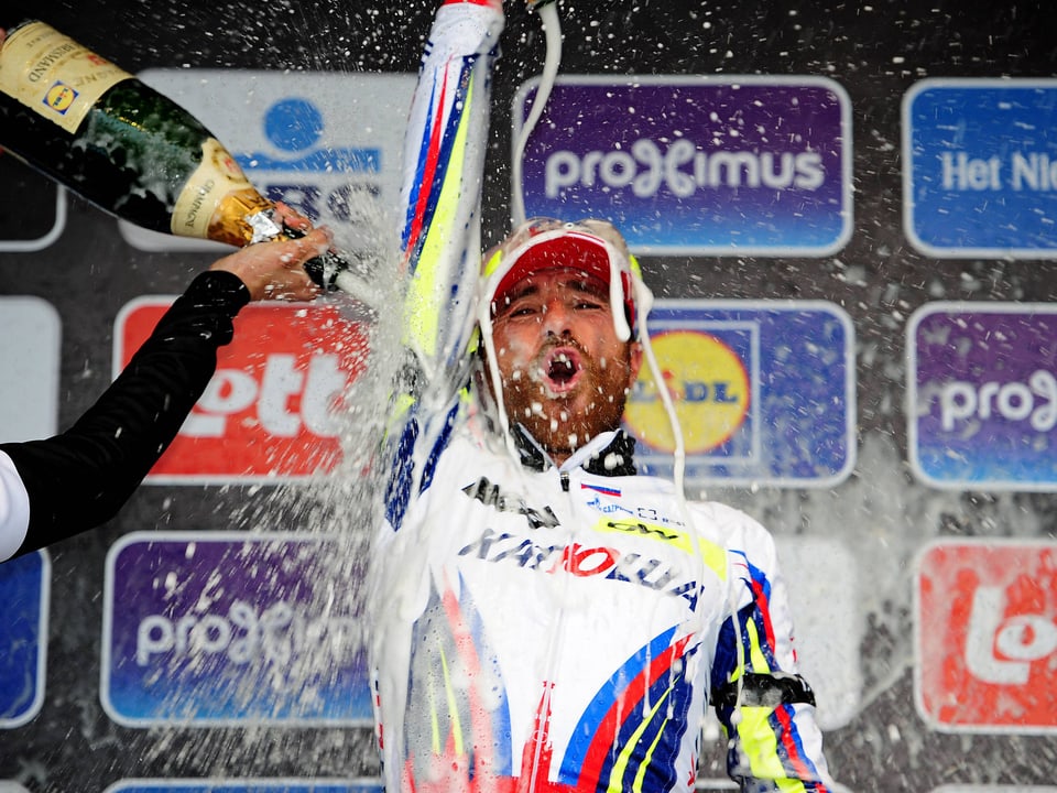 Luca Paolini lässt sich nach dem Sieg bei Gent-Wevelgem mit Champagner übergiessen.