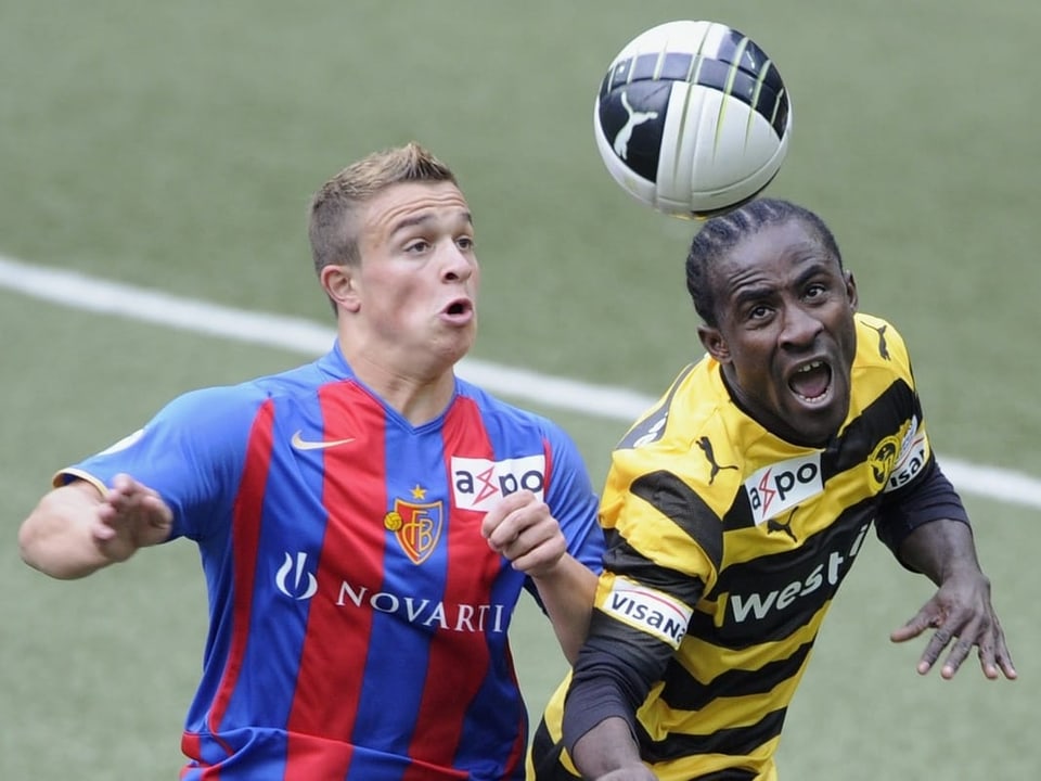 Damals noch Aussenverteidiger Der 18-jährige Xherdan Shaqiri im Duell mit YB-Knipser Seydou Doumbia.