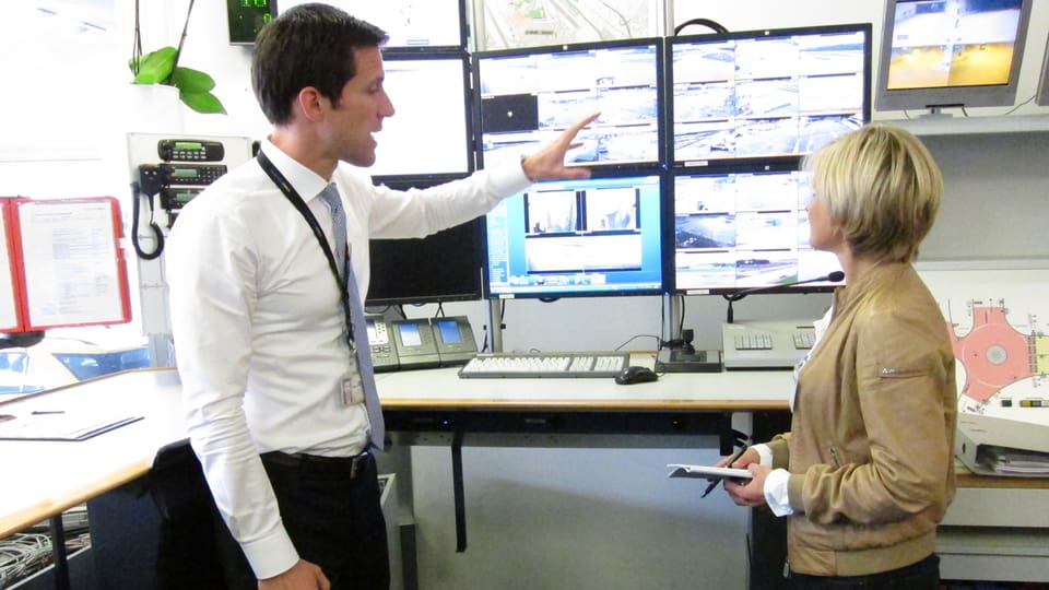 Sabine Dahinden bei der Überwachungsanlage der Airport Authority.