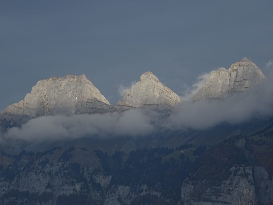 Blick auf die Churfirsten mit einem Wolkenband unterhalb der Gipfel.