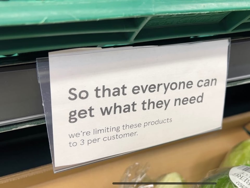 Ein Hinweisschild an einer Gemüseauslage in einem Supermarkt informiert über die Rationierung.