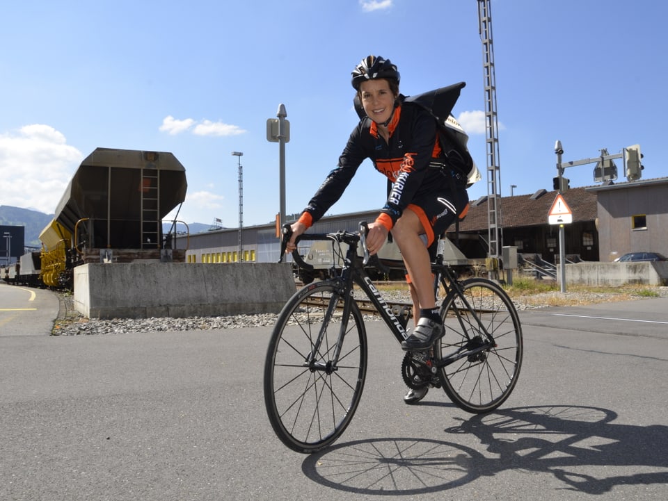 Renate im Element: Auf dem Rennvelo