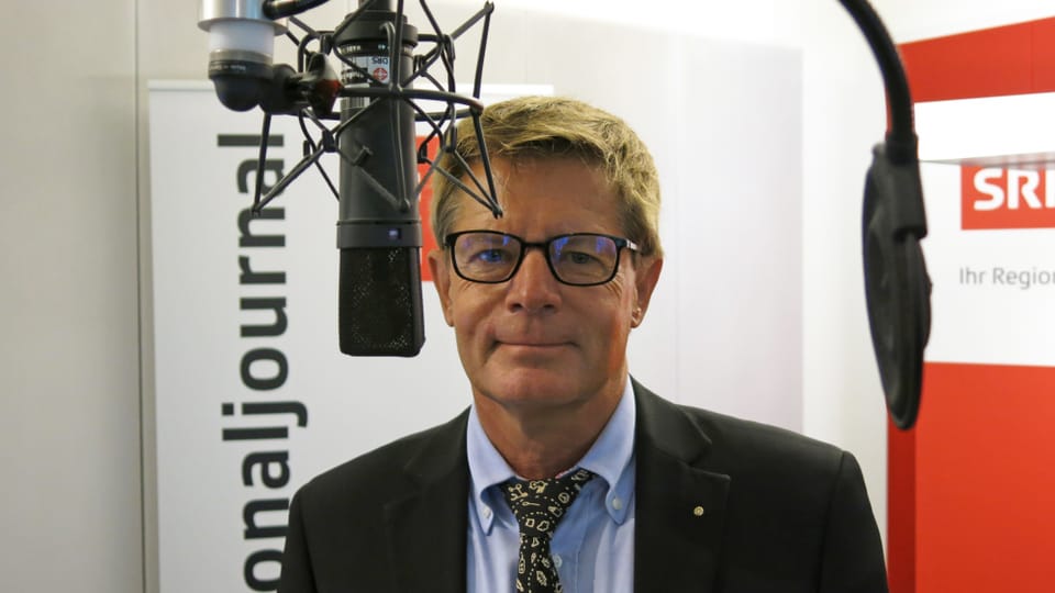 Der Basler Gewerbedirektor Gabriell Barell im Radiostudio. 