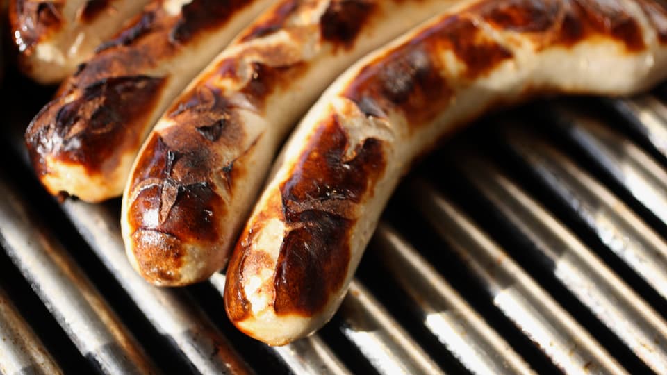 Kalbsbratwürste auf einem Grill.