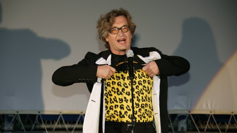 Wim Wender zeigt sein Leoparden-Shirt.