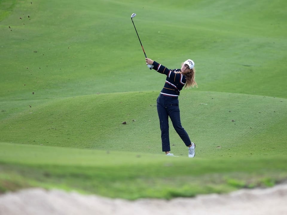Im Schwung Kim Métraux auf dem Green beim Abschlag.