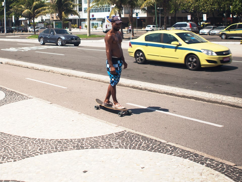 Ein junger Mann auf einem Skateboard.