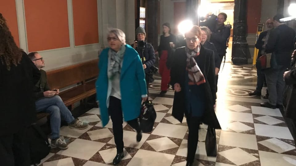 Elisabeth Baume-Schneider und Eva Herzog tauchen überraschend zusammen im Bundeshaus auf.