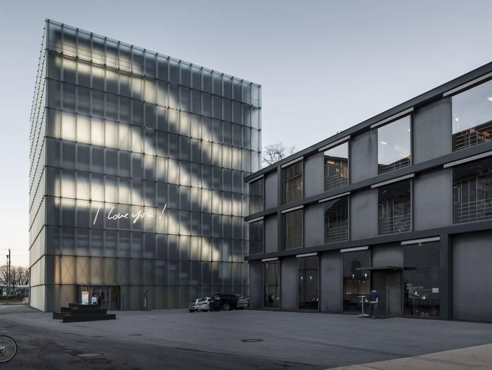 Aussenansicht des Kunsthaus Bregenz bei Dämmerung