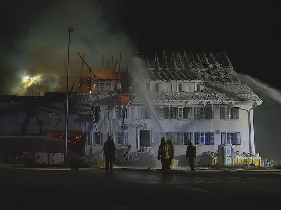 Bombeiros em missões de combate a incêndios.