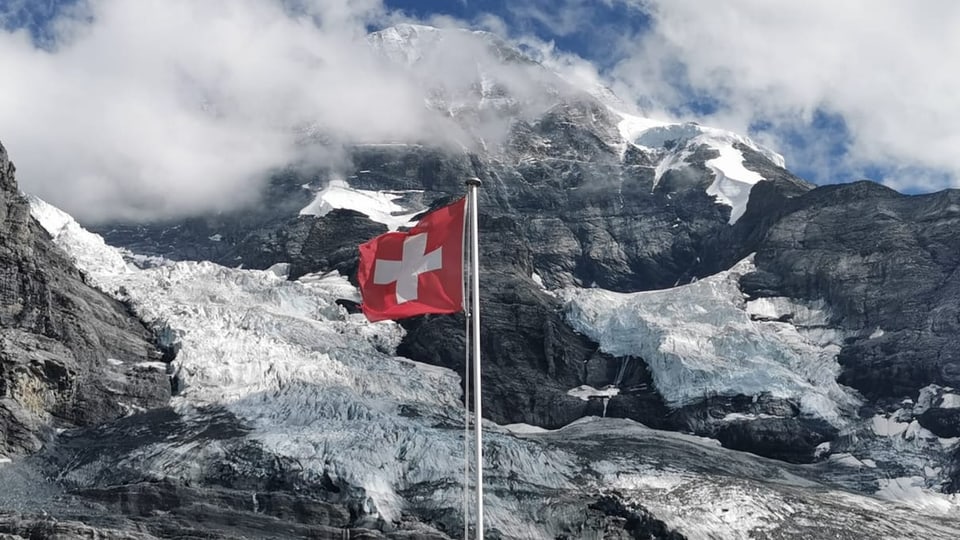 Schweizerfahne vor Eigergleschter.