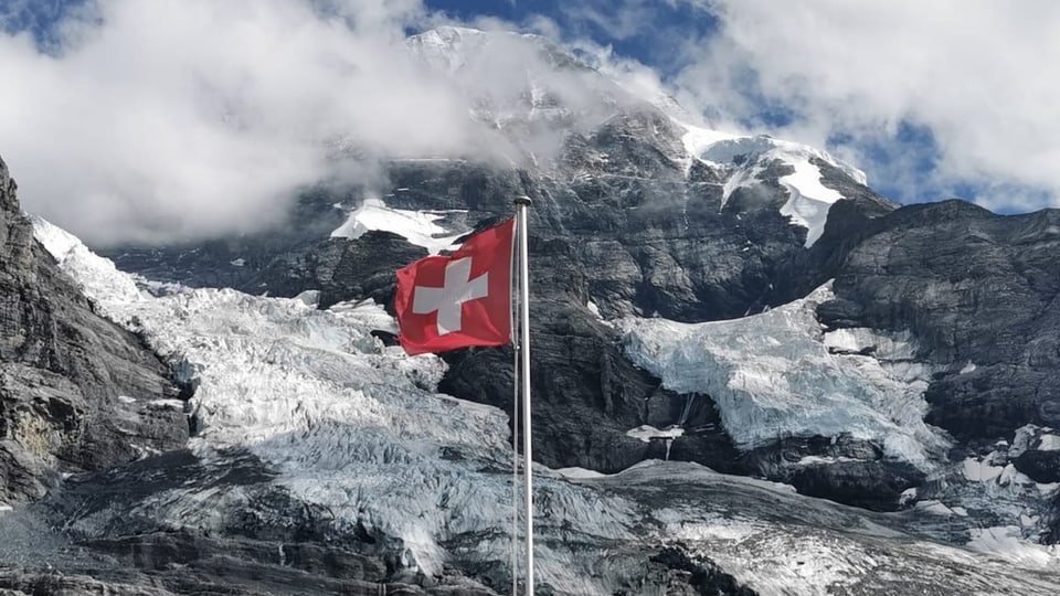 Schweizerfahne vor Eigergleschter. 